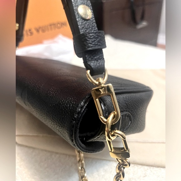 LOUIS VUITTON LVY WALLET ON CHAIN BAG - Picture 6 of 11